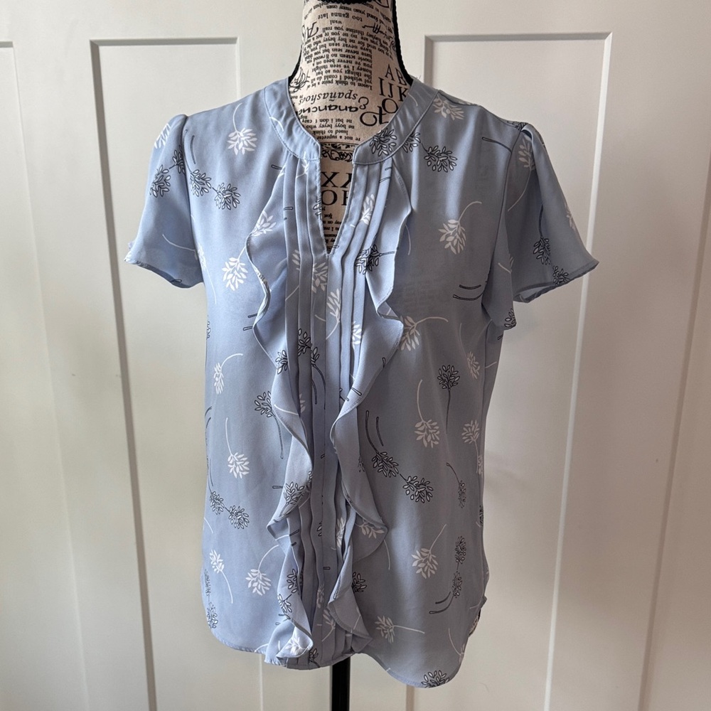 💜 2/$15💜 Banana Republic Soft Blue Floral Ruffle Top